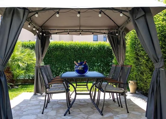 Апартаменти Sunny Garden A2