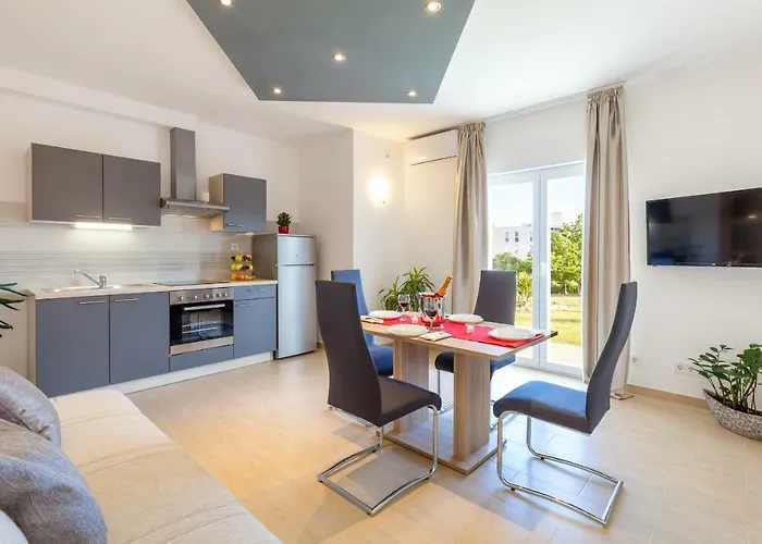 Апартаменти Sunny Garden A2 *